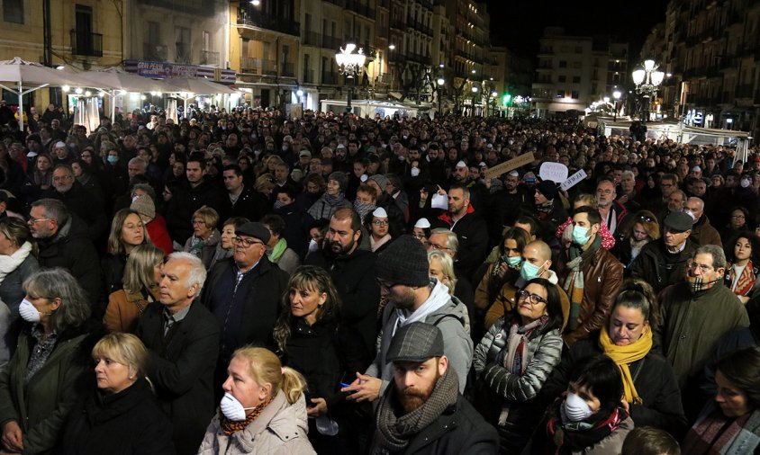 Imatge de la plaça de la Font de Tarragona plena de gom a gom amb motiu de la manifestació convocada per la Plataforma Cel Net, ahir al vespre