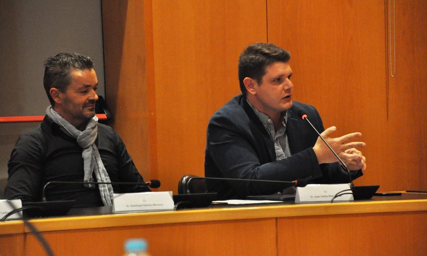 Imatge del portaveu de Cs, Juan Carlos Romera –a la dreta de la imatge– acompanyat del regidor de Cs, Santi Gámez, en una sessió plenària