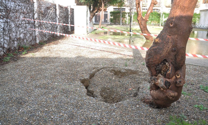 El forat s'ha produït en un dels racons del pati