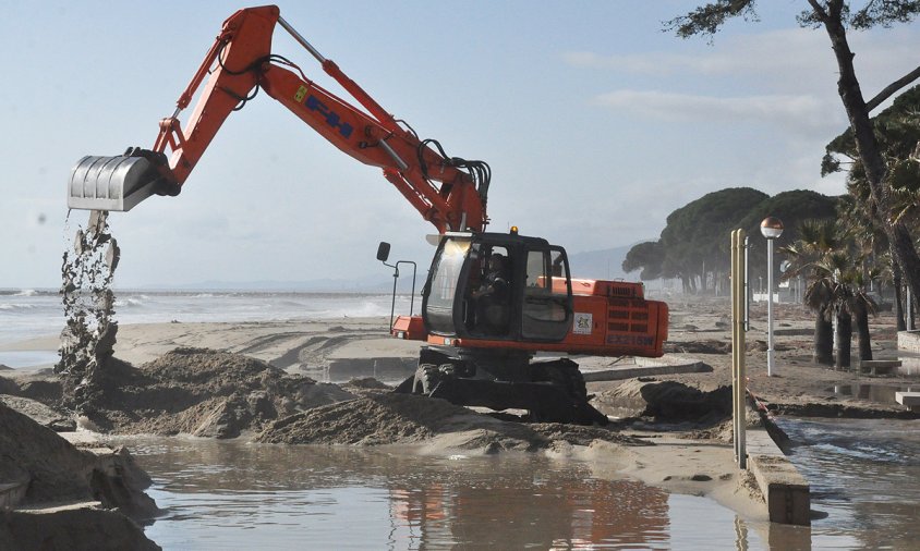 Màquina treballant a la platja, a la zona de l'Esquirol