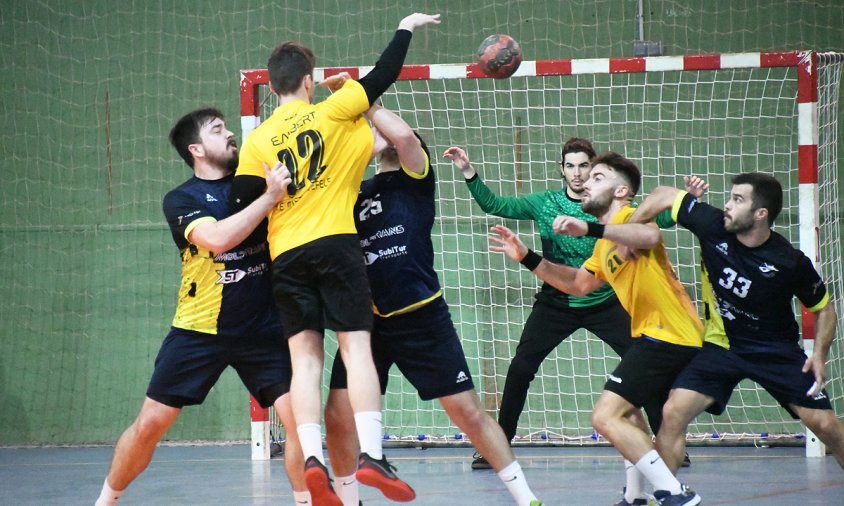 Imatge del partit disputat aquest passat dissabte al vespre entre el CH Cambrils i el Castelldefels, al Palau Municipal d'Esports