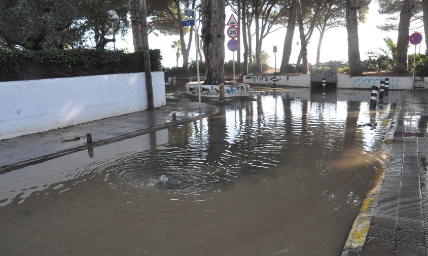 Imatge d'un carrer de Vilafortuny inundat, ahir