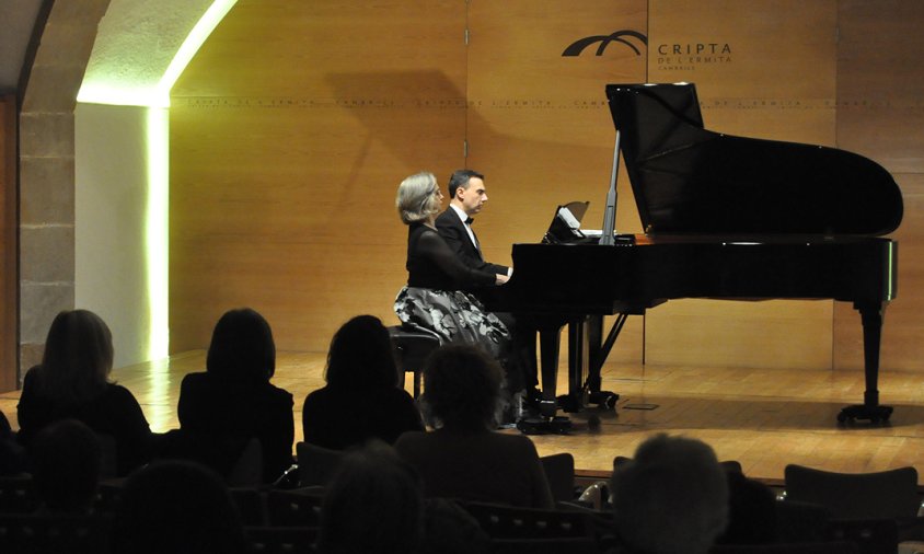 Un moment del concert que van oferir Carles&Sofia Piano Duo, ahir al vespre a la Cripta
