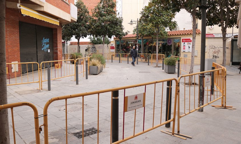 Imatge de les obres de reparació del paviment al carrer de Juan Sebastian Elcano