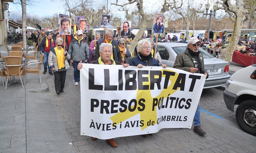 Els Avis i Àvies, ahir, al seu pas pel passeig d'Albert