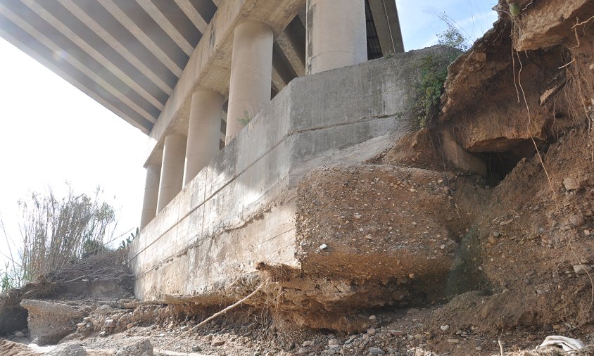 L'aigua de les darreres rierades ha anat descalçant la base del pont