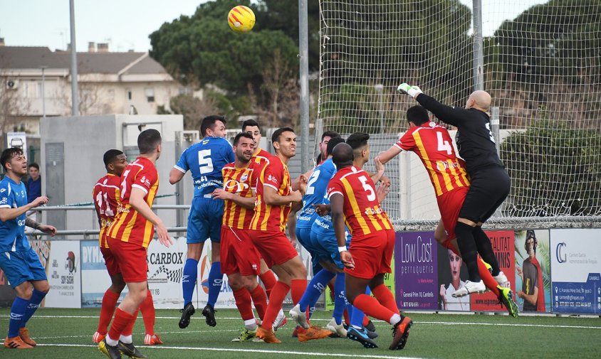 Jugadors de la Rapitenca i del Cambrils Unió a l'àrea visitant, aquest passat dissabte a la tarda a l'estadi municipal cambrilenc