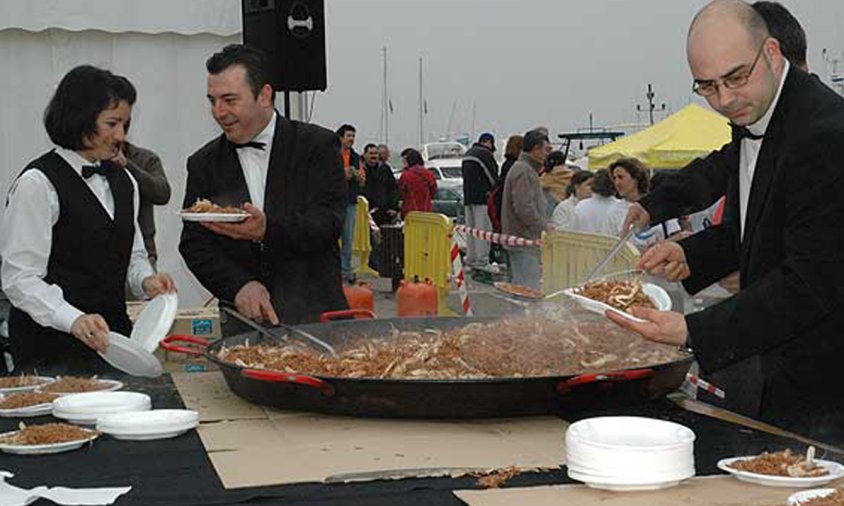 Durant tot el matí es van servir unes 1.500 racions de fideus rossos amb galeres