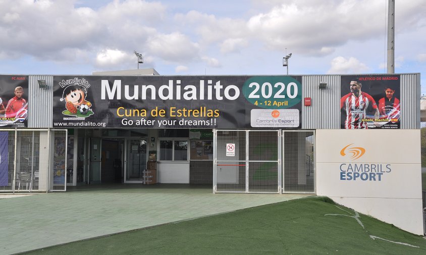 Les instal·lacions esportives municipals llueixen la publicitat del Mundialito 2020 des de fa molts mesos