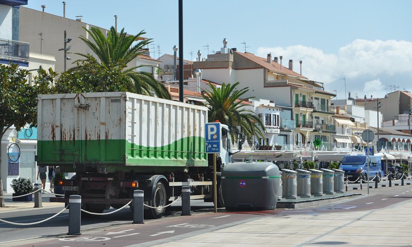 Imatge d'arxiu d'un camió de recollida de brossa per davant del Port