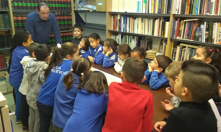 Imatge de la visita dels alumnes de l'escola Joan Ardèvol a l'Arxiu Municipal