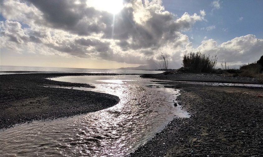 Baixada d'aigua a la desembocadura de la riera de Riudecanyes a Cambrils