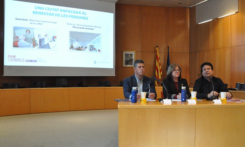 Lluís Abella, Camí Mendoza i Oliver Klein, aquest matí, durant la presentació del PAM a la sala de plens