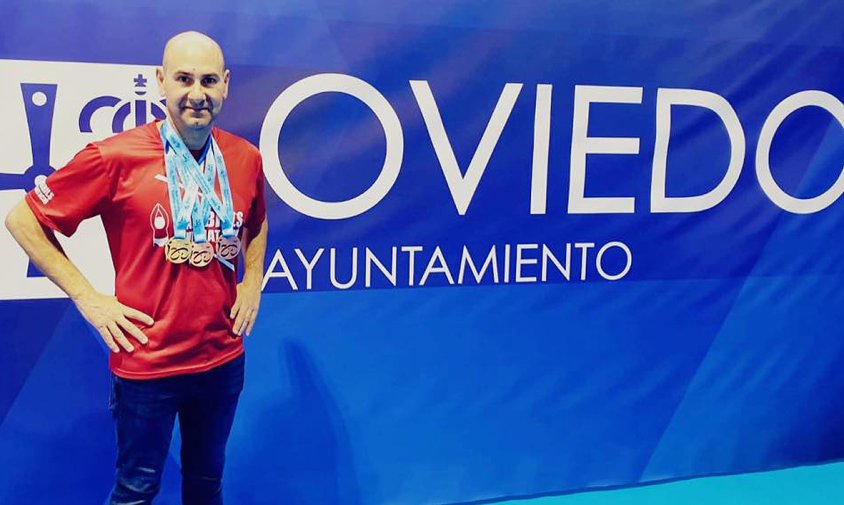 Joan Carles Adell amb les medalles obtingudes al campionat d'Espanya màster de fons d'hivern