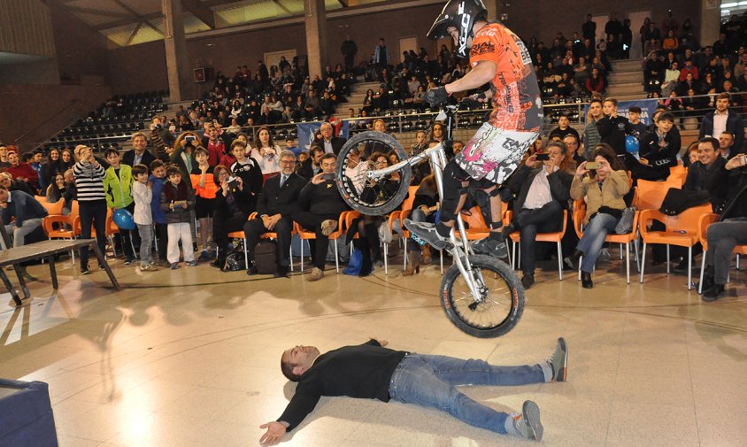 El regidor de Joventut, Eduard Pellicer, va col·laborar en una de les demostracions de biketrial
