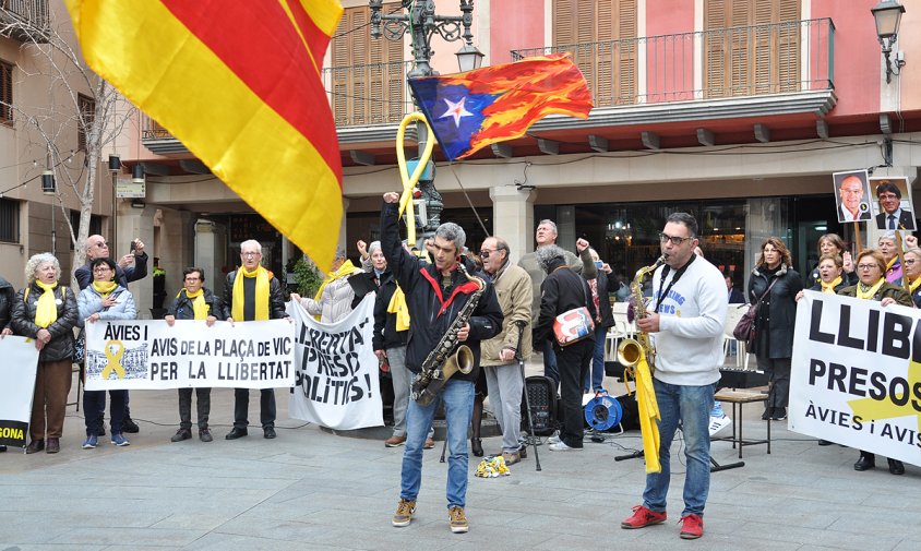 Roger Español i Òscar Cid, al saxo tots dos, i al seu darrera Laura Masvidal, en el cant dels Segadors de la concentració d'ahir