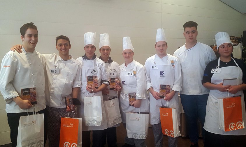 Foto dels vuit semifinalistes del concurs culinari