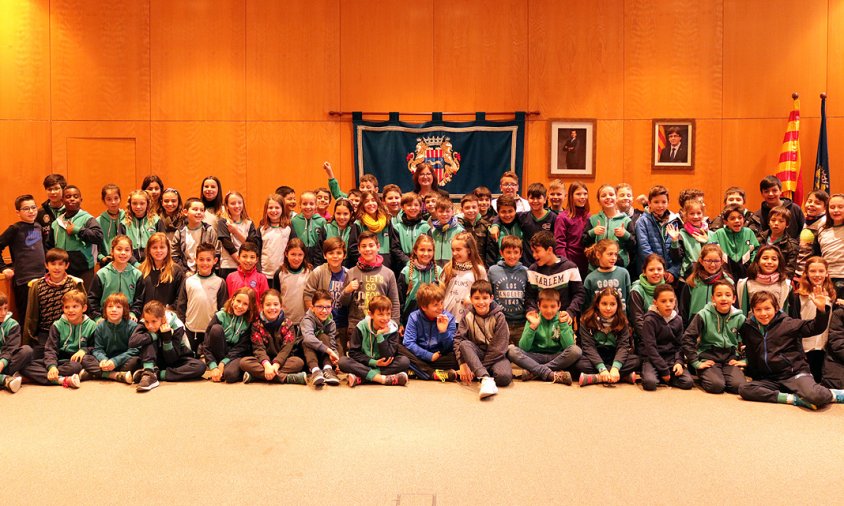 Foto de grup dels alumnes del col·legi Cardenal Vidal i Barraquer que van visitar, ahir, l'Ajuntament