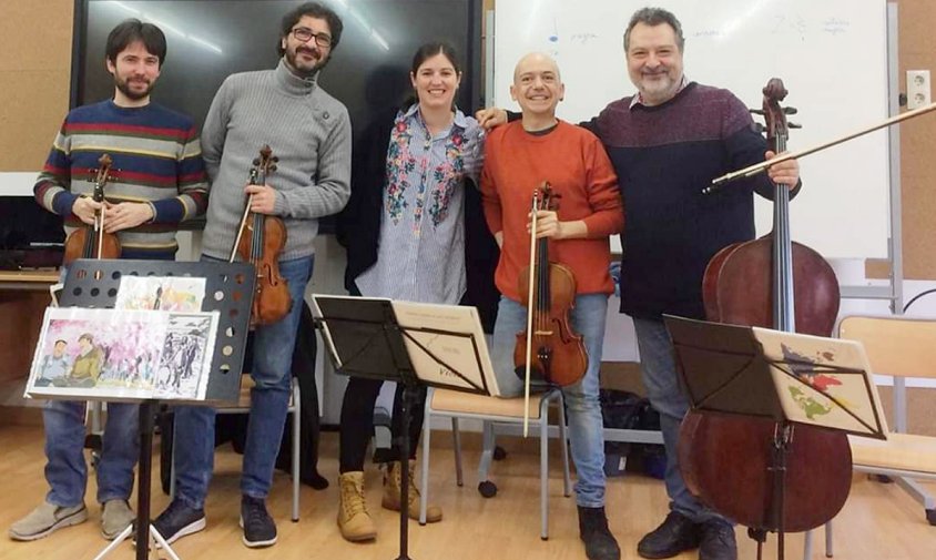Els professors de l'Escola de Música a l'escola Joan Ardèvol, la setmana passada