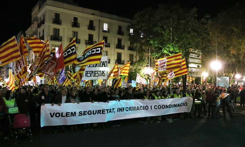 Imateg de la capçalera de la manifestació unitària a la Rambla Nova de Tarragona, amb la pancarta amb el lema 'Volem seguretat, informació i coordinació'