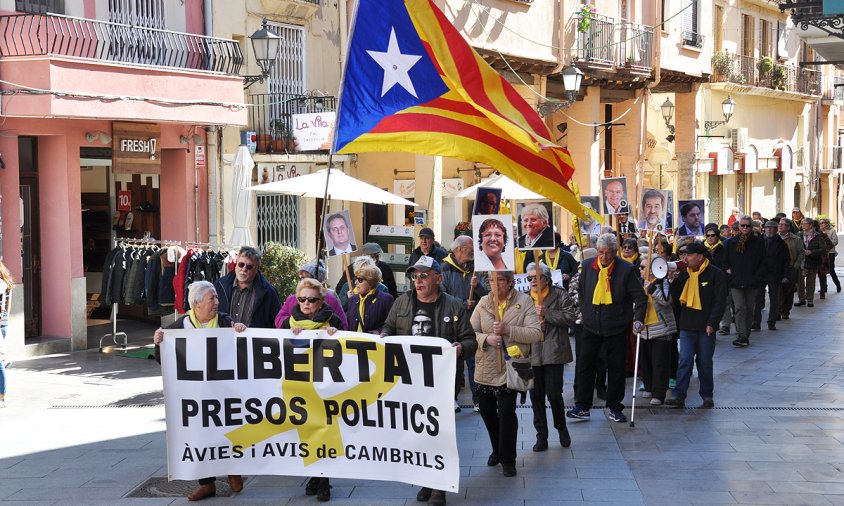 Els Avis i Àvies, ahir, a la plaça de la Vila