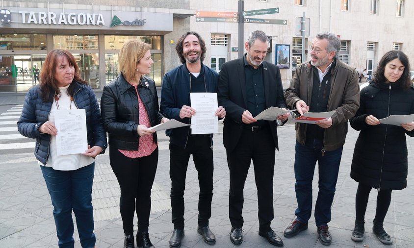 Representants polítics del Camp de Tarragona amb la proposta de resolució que presentaran al Parlament, davant lde 'estació de tren de Tarragona.