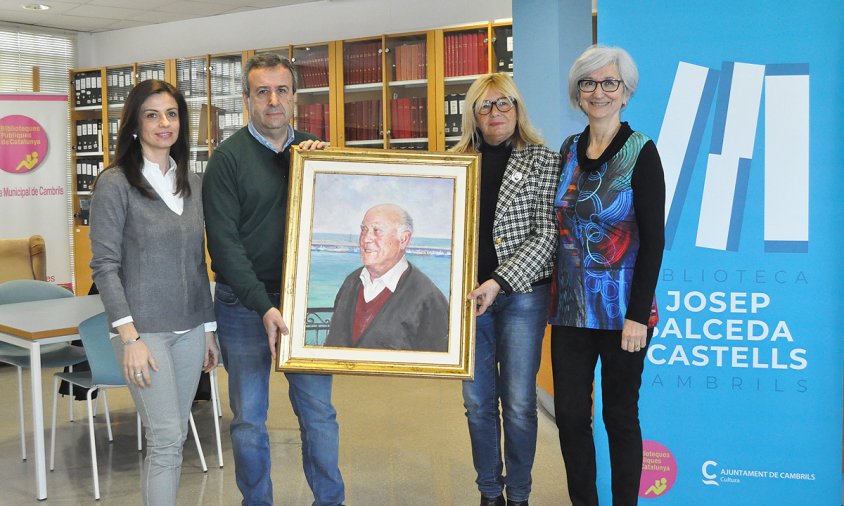 Moment del lliurament del quadre de Josep Saldeda a la Biblioteca. D'esquerra a dreta: Eva Ferré, Lluís Rovira, Cinta Ballesté i Rosa M. Fusté