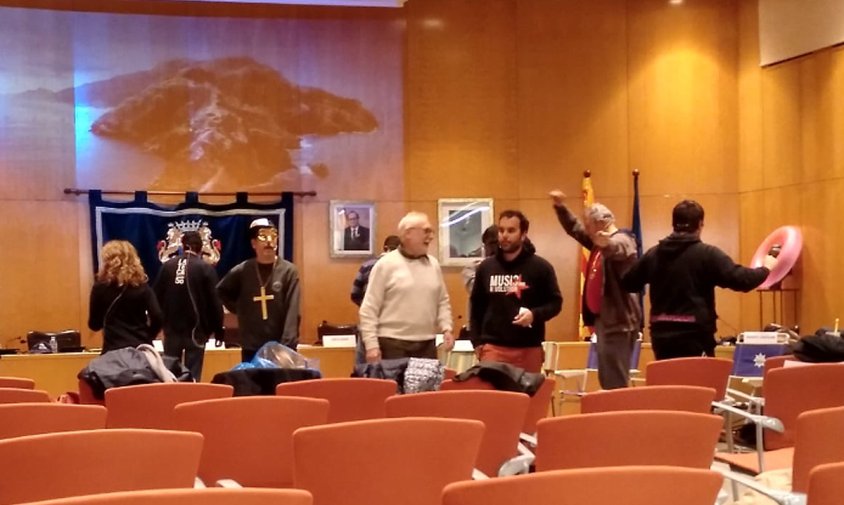 Un moment de l'assaig general del ple del Carnaval, ahir a la sala de plens