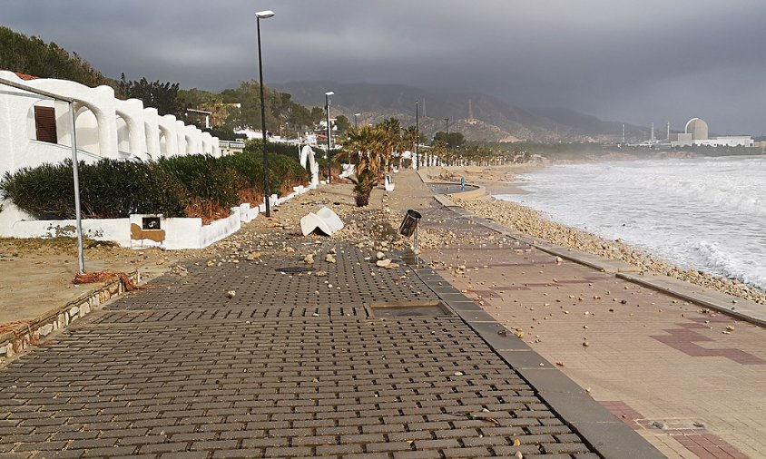 Aspecte de la platja de l'Almadrava després de temporal