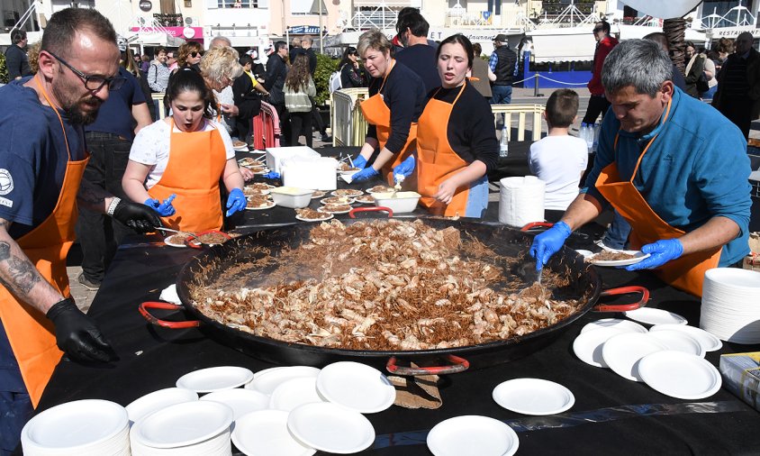 La galerada popular va repartir uns 1.500 plats de fideus amb galeres,ahir al matí