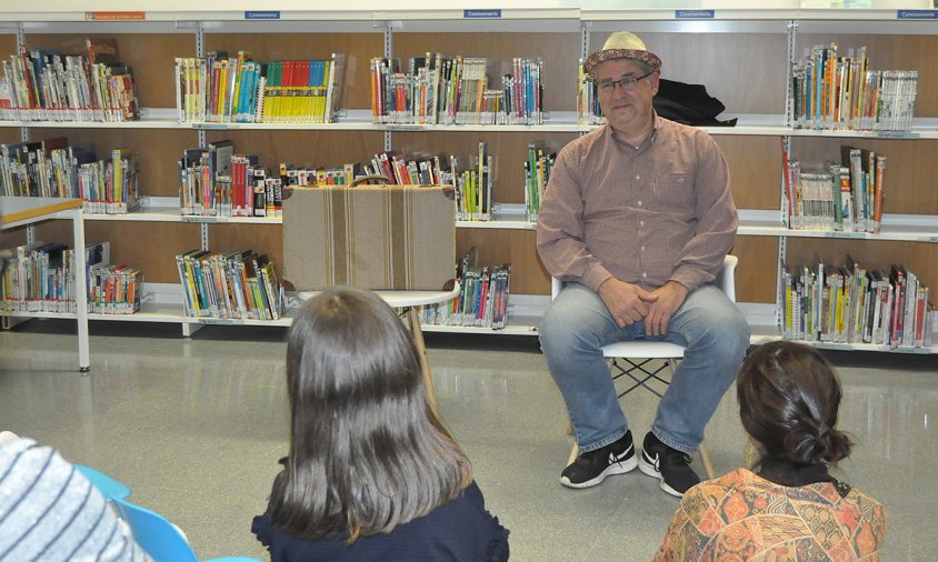 Imatge de la sessió de contes a càrrec del narrador Albert Estengre, el passat divendres a la Biblioteca