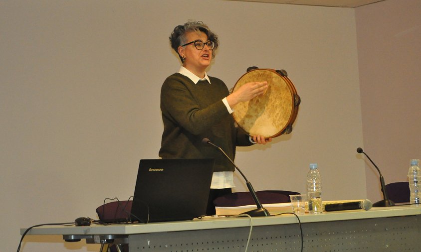 Montserrat Canela va obrir la conferència tocant la pandereta i cantant una cançó, ahir al vespre