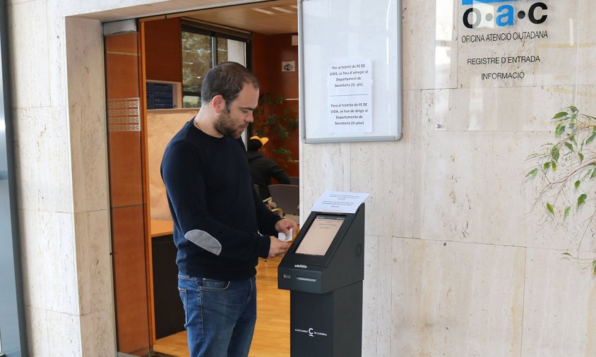 Imatge del regidor de Govern Obert, Eduard Pellicer, a una de les pantalles que hi ha a l'OAC