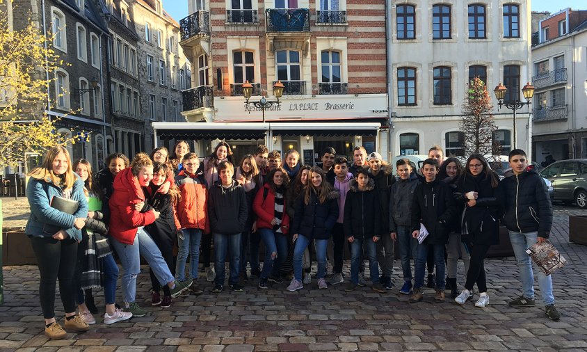 Foto de grup dels alumnes del col·legi Cardenal Vidal i Barraquer que van viatjar a França
