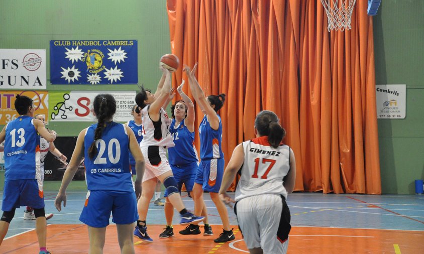 Un moment del partit entre el CB Cambrils femení i el Bàsquet Teresianes, disputat aquest passat diumenge