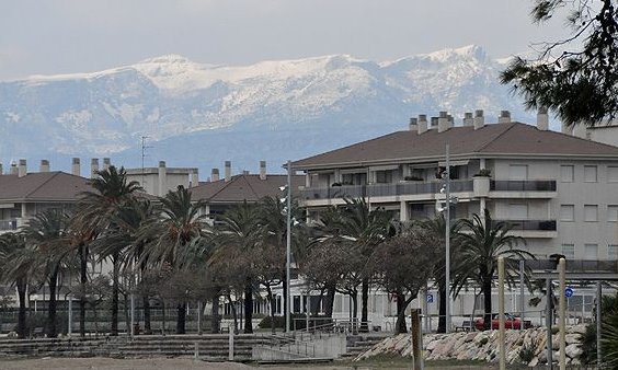 Aspecte de la serra de Llaberia nevada amb una part del barri cambrilenc de la Llosa en primer terme