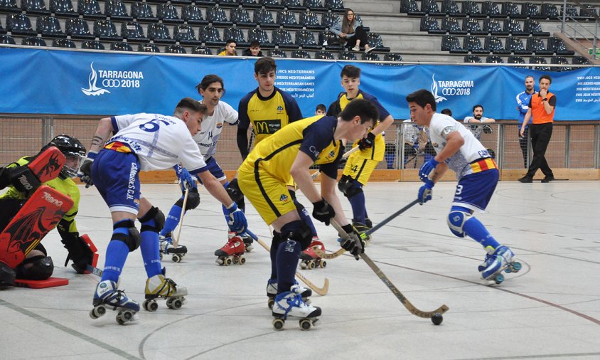 Un moment del partit entre el Cambrils CH i el Ripollet, el passat diumenge al migdia