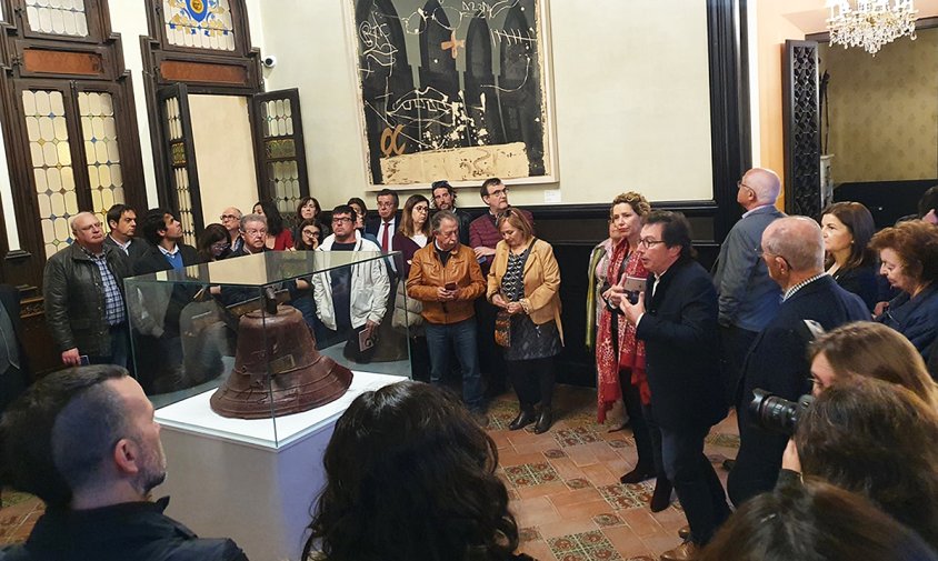 Un moment de la inauguració, ahir, de l'exposició d'Antoni Tàpies al Castell de Vila-seca