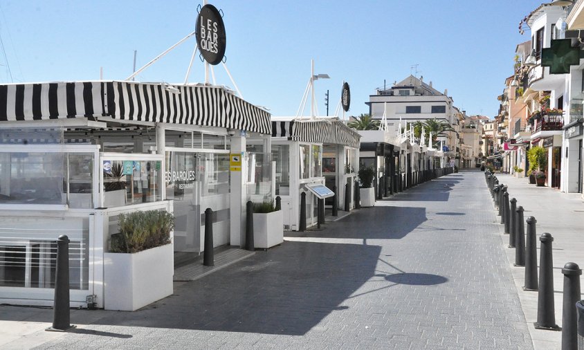 Aspecte del carrer del Consolat de Mar amb els locals d'hostaleria tancats