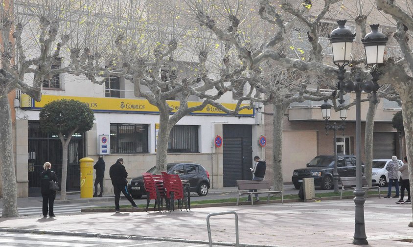 Gent esperant per entrar a l'oficina de Correus, ahir a quarts de 10 del matí