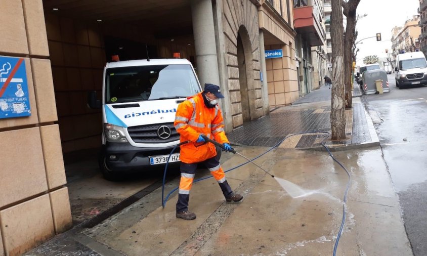 Imatge d'un operari netejant l'entrada de l'hospital Santa Tecla de Tarragona