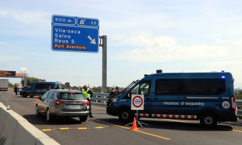 Imatge d'un control dels Mossos d'Esquadra a l'AP-7, a l'altura del peatge troncal de Vila-seca (Tarragonès), en el marc de l'estat d'alarma per la covid-19