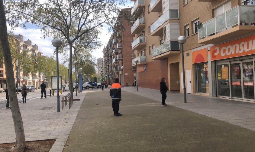 Voluntaris de Protecció Civil davant la porta d'un supermercat, a Vila-seca