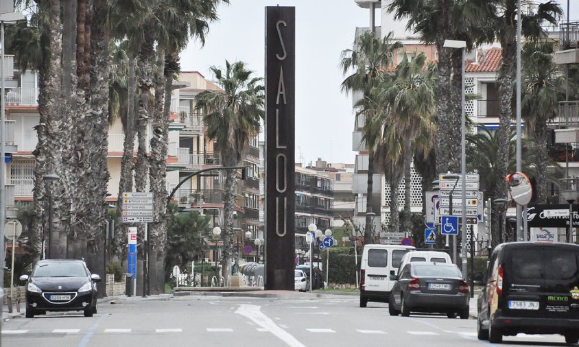 Monòlit a l'entrada de Salou, des de l'avinguda de la Diputació