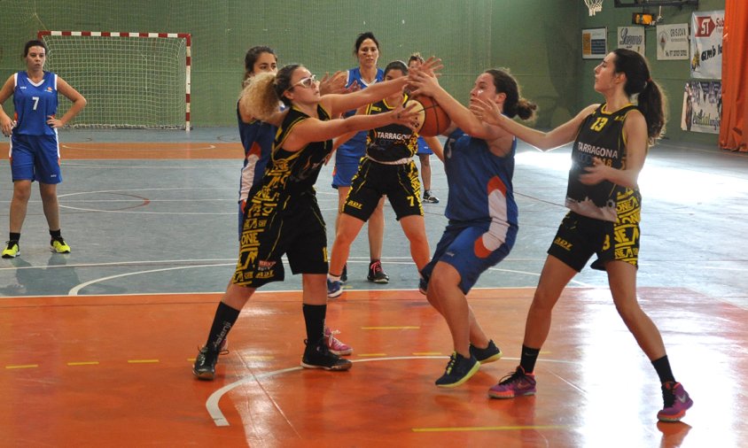 Imatge d\'un partit disputat pel CB Cambrils femení, aquesta temporada