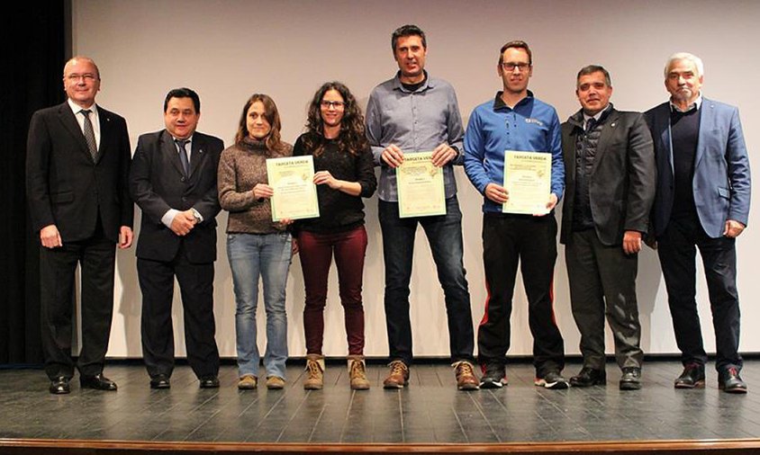 La professora Noemí Torremorell, la tercera per l'esquerra, amb la resta de premiats