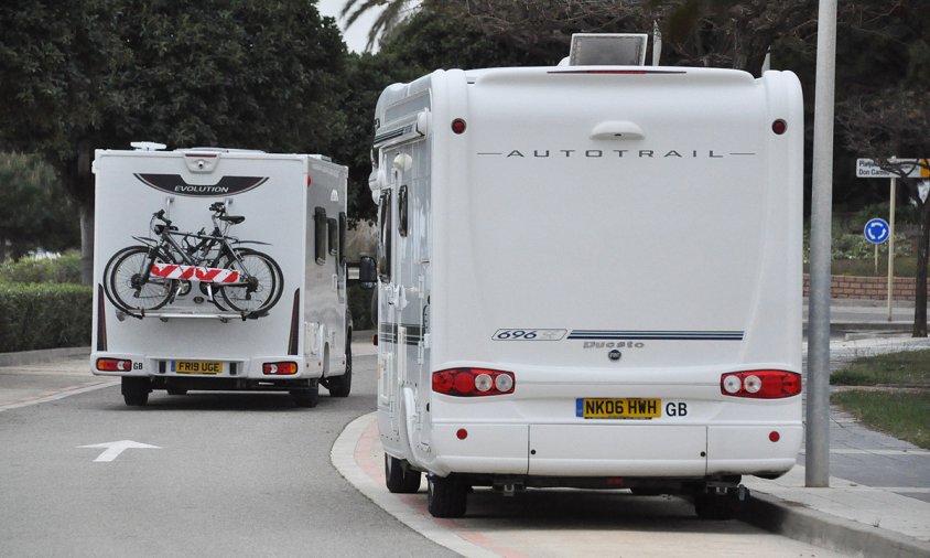 Dues autocaravanes amb matrícula britànica, aquest passat dimarts, a la zona de l'Esquirol