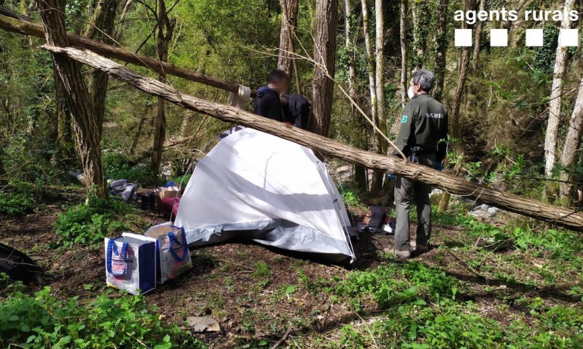 Agents Rurals denunciant un individu que havia plantat una tenda en un paratge natural durant l'estat d'alarma