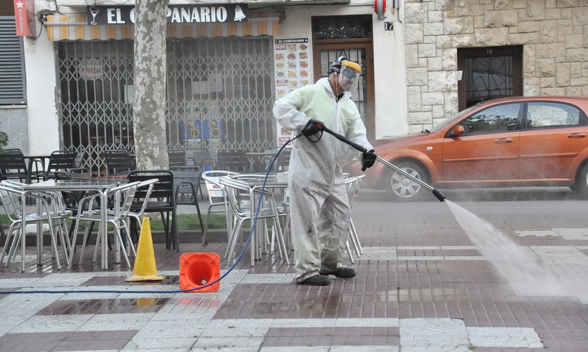Un operari fent tasques de desinfecció a l'avinguda de Josep Vidal i Barraquer, ahir a la tarda