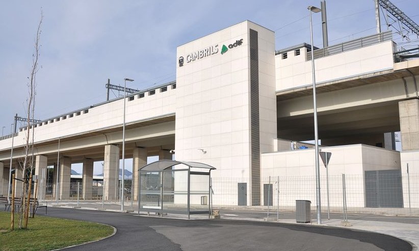 Imatge de la parada de bus urbà de l'estació de tren